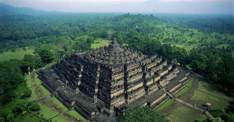 Borobudur merupakan candi terbesar di indonesia. Candi Borobudur Yogyakarta Hotel - Hotel Tentrem Yogyakarta