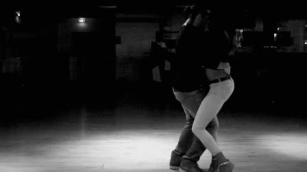 La maniera in cui ci si abbraccia e si entra in contatto, porta a condividere si, anche perché non sono una che guarda tanto indietro, non guardo neanche molto le mie foto o i miei video. Angola - A lezione di kizomba, il ballo più sensuale al ...