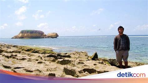 Sesampai di sana, sobat bakal merasakan suasana nyaman khas pegunungan. Ada 'Kura-Kura Raksasa' di Pantai Sungkun, Lombok