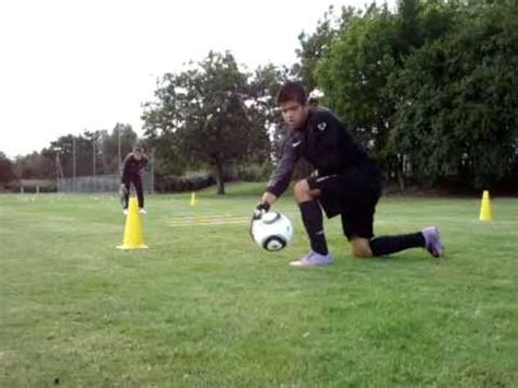 Bienvenue sur le terrain de football où un entrainement intensif t'attend! Spécifique Gardiens de but Football - US Orléans - U17 DH ...