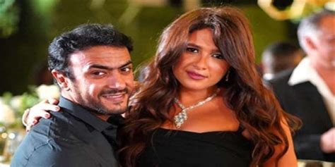 وأوضحت أن الفنان أحمد العوضي زوج الفنانة ياسمين عبدالعزيز، هيخرج وهيقول كل التفاصيل، ونترك له الإفصاح عن كل المعلومات كلنا بندعيلها تقوم بالسلامة لأنها محبوبة من. ياسمين عبد العزيز وزوجها يكشفان عن مفاجأة سارة