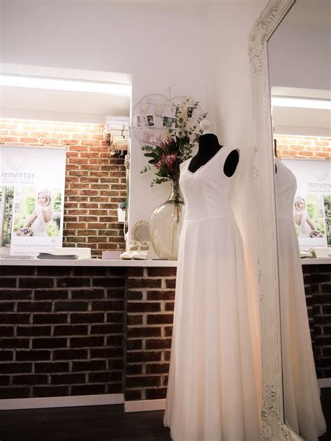 Hochzeitskleid ~ hochzeitskleider (brautkleid) und mode für die braut hochzeitsmode fast jedes kleid oder ensemble passt. Wir entwerfen Hochzeitskleider mit viel Liebe zum Detail ...