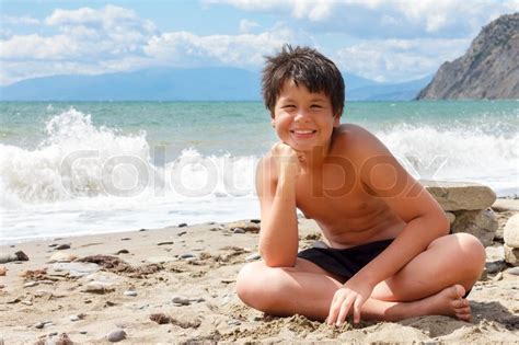 153.07k 79% young nudist beach teen 5:05. Glad smilende dreng på havet stranden | Stock foto | Colourbox