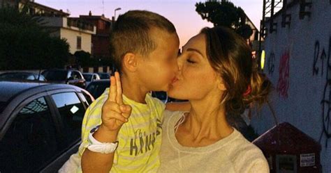 Jun 17, 2021 · anna tatangelo e gigi d'alessio: Andrea D'Alessio, figlio di Gigi e Anna Tatangelo, è il ...