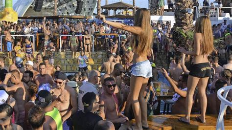 Zrce ist eine festival und clubbing destination in kroatien. So geht die Party am Zrce-Beach in Kroatien ab - YouTube