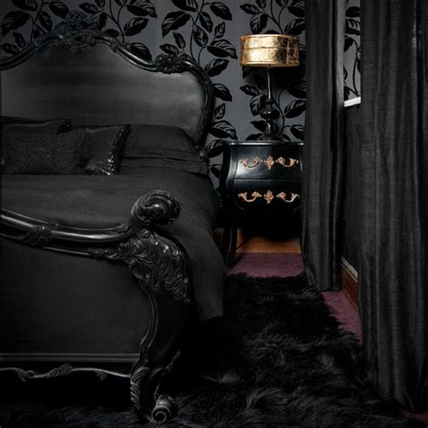 Im schlafzimmer hält man sich zwar nicht viel auf, aber wessen laune heitert sich nicht auf, wenn er am morgen die augen aufschlägt und in einer richtigen schwarzen gothicgruft. Schlafzimmer Schwarz - 31 Beispiele, dass schwarze ...