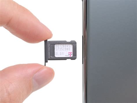 Then insert the other sim card into the top tray. iPhone 11 Pro Max SIM Karte tauschen - iFixit Reparaturanleitung