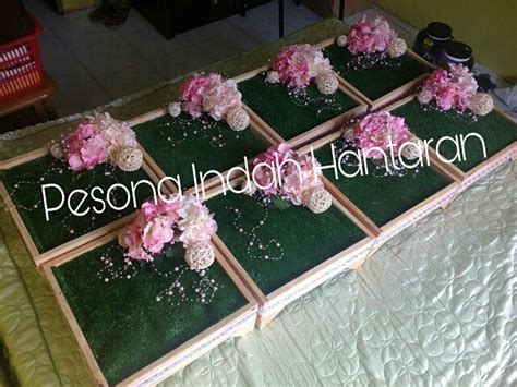 #1 bunga segar merimbun sebagai tilam barang hantaran. Gubahan Hantaran Kahwin Simple