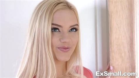 Totalmente grátis com atualizações diárias. Loira bonita novinha dando para seu colega dotado - Filmes Porno