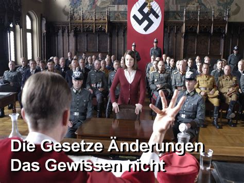 Sophie scholl en haar broer hans, studenten, delen pamfletten uit in de universiteit van münchen als ze worden gearresteerd door de gestapo. Das Gewissen nicht... | Sophie Scholl - Die Letzten Tage ...