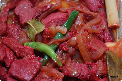 Malam tadi ia berkongsi resipi thai daging merah yang dimasak merah yang menyediakan hidangan yang mudah, cepat dan lazat dimakan. Selera Tanta:::..: DAGING MASAK MERAH @ ROS