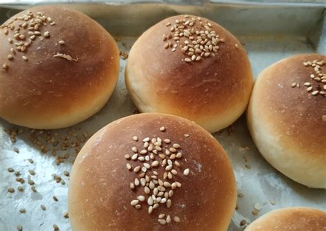 Roti burger lembut dan kokoh/ burger bun tepung protein tinggi • tepung protein sedang • gula pasir • ragi instan • susu bubuk full cream • bread improver • kuning telur • air 25 porsi Resep Roti burger oleh Gardenia Mini Kitchen - Cookpad