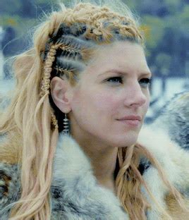 Flóki manar sig uppí að gefa fílununum í nong nooch banana. vikinks | Lagertha, Viking women, Vikings tv show