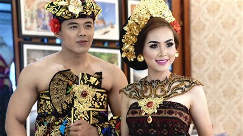 Makanan adat merupakan sebuah kostum yang memiliki fungsi sebagai alat untuk mengekspresikan identitas. Koleksi Foto Prewedding Adat Bali Toprewed