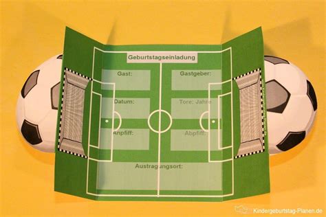 Um das feld herum gibt es häufig eine laufbahn, sodass auch leichtathletikbewerbe stattfinden. Fußball Geburtstag Einladung | Fussball geburtstag ...