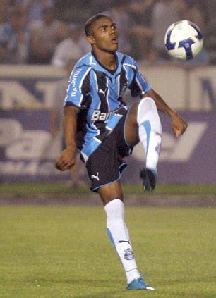 Suneți pe profilul jucătorului douglas costa, gremio. 'New Ronaldinho' announces Manchester United dream as he ...