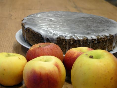 Im kombination mit den äpfeln passt der kuchen. Mohn-Apfel-Kuchen • Natascha Wanek