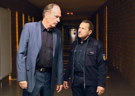 Hier finden fans eine vorschau auf neue fälle und wiederholungen, dazu videos und infos über die kommissare. TV-Kritik: Tatort „Freigang": Heute ein König, morgen ein ...