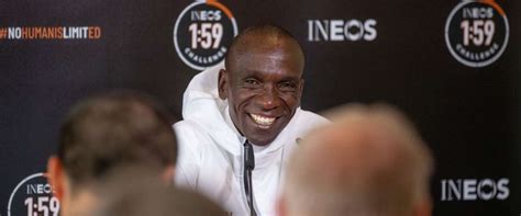 Eliud kipchoge is the greatest male marathoner ever. Eliud Kipchoge loopt morgen in Wenen zijn 1:59 challenge