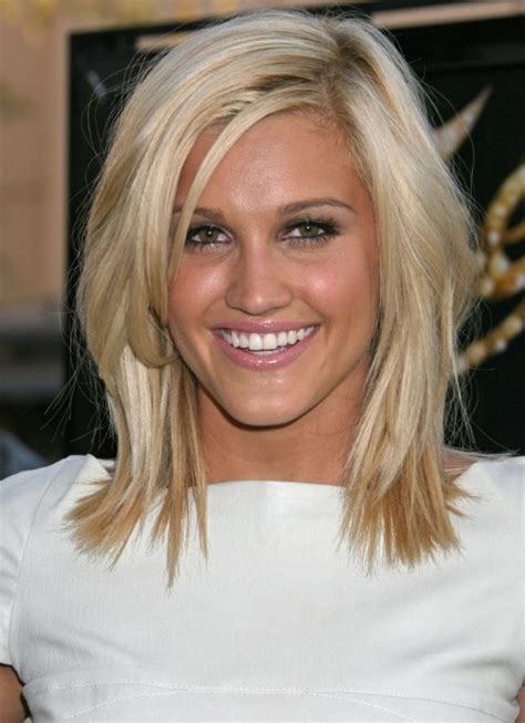 Cute Medium Length Hairstyle: Medium Straight Hair Style - Hairstyles Weekly