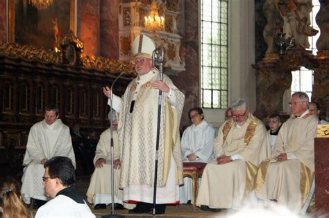 Kardinal reinhard marx, istifa mektubunda, cinsel taciz felaketinin sorumluluğunu paylaşmak istediğini söyledi. Kardinal Marx besucht Klosterkirche | Amper-Kurier