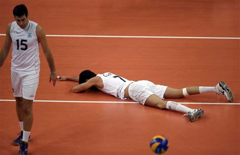 A americana lauren carlini e o argentino facundo conte, que usam o número 7; Volleyball