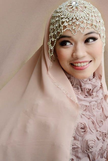 Some wear wedding rings, men cannot wear gold rings but silver are ok. Bridal Hijabs for the Trendy Bride | Arabia Weddings ...