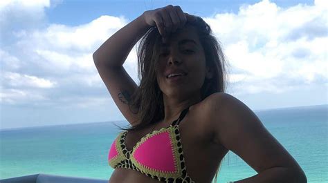 Morena tatuada gostosa dançando funk de calcinha fio dental. Anitta curte o Natal dançando de biquíni fio-dental na ...