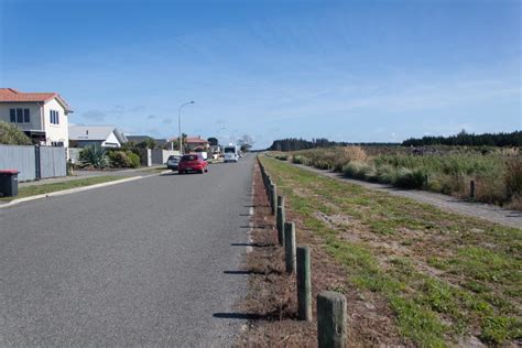 Take a break from running and stretch when it comes to commuting through lake forest park to surrounding communities, the preferred method of travel may not be what you'd expect. Looking towards Bottle Lake Forest Park | discoverywall.nz