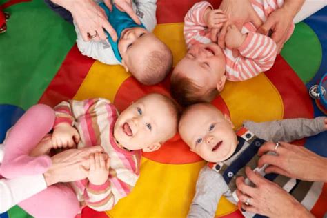 Je kindje heeft na ongeveer zes maanden niet meer genoeg aan borstvoeding of de fles. Oppassen op een baby (0-12 maanden) : Sitly blog