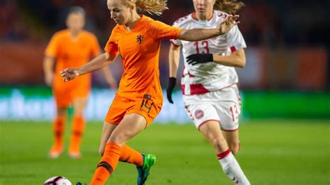 Vrouwenvoetbal is de snelst groeiende sport ter wereld! FIFA gaat vrouwenvoetbal promoten | RTL Nieuws