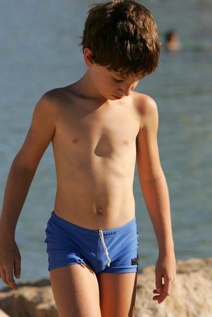 Shirtless boy models teen europromodel. Badehose für Jungs. Elasti und Bequeme Sitz. Kneift nicht ...