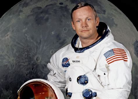 Astronaut neil armstrong stepped out of the lunar lander eagle, descended a ladder, and set foot on the surface of the moon. Neil Armstrong udělal před padesáti lety „velký skok pro ...