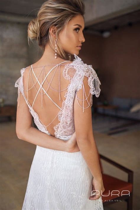 Diese wunderschönen die weiblichkeit betonenden brautkleider gehören zu den klassikern der brautmode und bestechen durch ihren romantischen look und den. Brautkleid 'FLORETTE' (mit Bildern) | Farbige ...