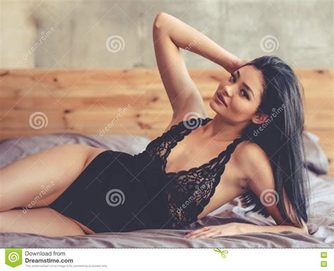 Materiali nuovi e di tendenza come il velluto opaco, il legno sempre in primo piano e il design originale, sono i valori del vivere contemporaneo alla base della filosofia modo10. Donna Sexy In Camera Da Letto Fotografia Stock - Immagine di reggiseno, modo: 81052764