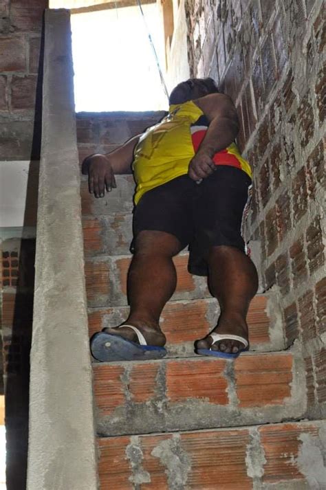 The song — hanging from the rafters. BLOG DO ELISBERTO COSTA: Popular se mata enforcado
