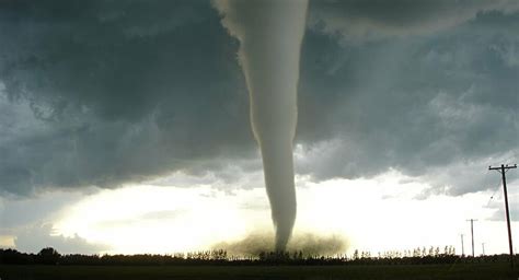 A tornado is a violently rotating column of air that is in contact with the base of a cumulonimbus cloud (or occasionally, a cumulus cloud) and the earth's surface. Impactantes vídeos: un devastador tornado golpea Arkansas ...