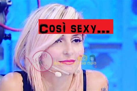 Ha lavorato nel corso degli anni con artisti di fama internazionale ed è diventata famosa in italia grazie alla sua partecipazione al programma amici di. Gli scatti sexy di Veronica Peparini, la coreografa di Amici | Il Vicolo delle News