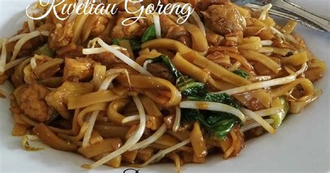 Kwetiau basah akan lebih nikmat jika disajikan saat cuaca dingin karena kuah yang menyertainya. Resep Kwetiau Goreng oleh Dwiyana - Cookpad