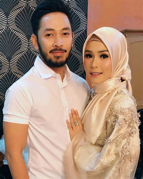 Pengalaman seseorang perjaka yang hidup bertetangga dengan seorang ibu muda cantik, mbak cantik yang biasa disebut atau di panggil mbak ana, mbak ana bisa dikategorikan sebagai gadis, walau umurnya sudah melewati umumnya seorang gadis, tapi dia belum menikah. 10 Seleb Cantik yang Dinikahi Anak Band