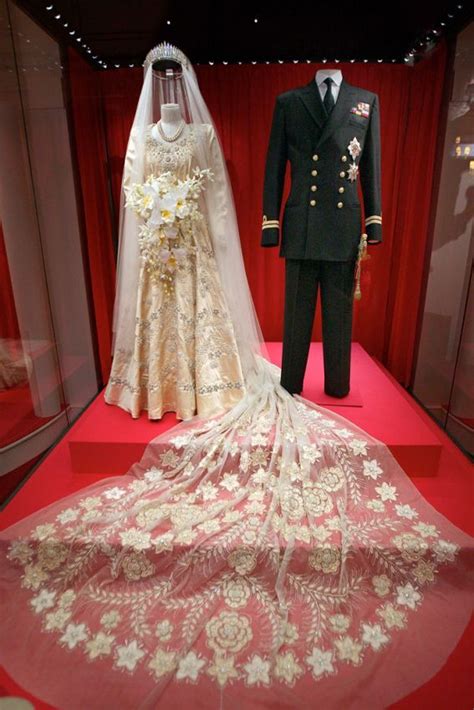 Jun 25, 2021 · auch die großmutter der beiden brüder, queen elizabeth ii. Queen Elizabeth II's Wedding Dress | royal gowns ...