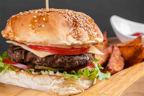 Este 28 de mayo se celebra en el mundo el día de la hamburguesa y la marca de pan de origen hawaiano king´s hawaiian comparte algunas cosas sobre esta preparación, favorita de muchas personas y de la que se desconoce su origen. Hoy es el Día Internacional de la Hamburguesa - Ciudadanos en Red