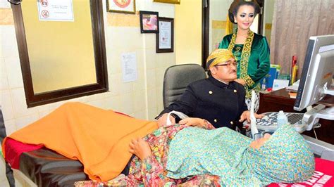 Untuk mempertahankan pelanggannya, perusahaan melakukan strategi. Kartinian di Cilacap, Kasir dan Perawat Rumah Sakit ...