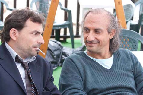 April 1962) ist ein italienischer schauspieler und komiker. Se sei così, ti dico sì. | Emilio Solfrizzi
