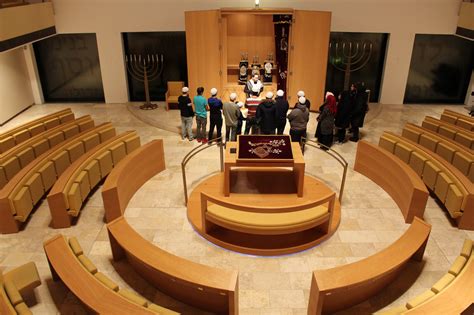 Am hauptbahnhof angekommen, entdecken sie gleich eine der sehenswürdigkeiten, nämlich das drei männer eck. Synagogenbesuch - Wanne-Eickel