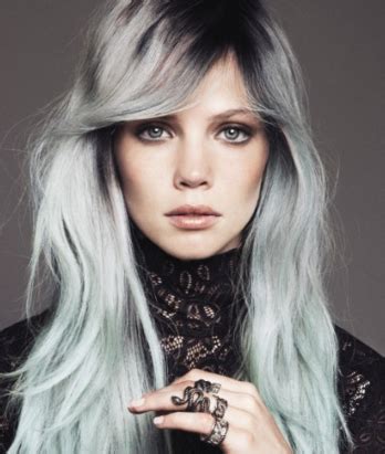 Tendance coloration cheveux en blanc ~ coloration pour cheveux blancs cheveux blancs que faire en cas de cheveux blancs pour éviter cet effet utilisez des produits adaptés aux cheveux blancs ils vous aideront à garder de jolis reflets argentés ou gris certaines femmes ayant opté pour le blanc. Les cheveux gris, la coloration tendance du moment