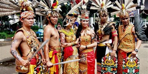 Tradisi masyarakat iban ini adalah terdiri daripada adat, budaya, kepercayaan, dan kehidupan di rumah panjang. 6 Fakta Menarik Tentang Kaum Dayak Di Sarawak