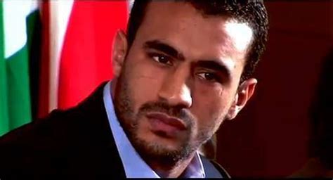 Both fighters were cautious early. Badr Hari