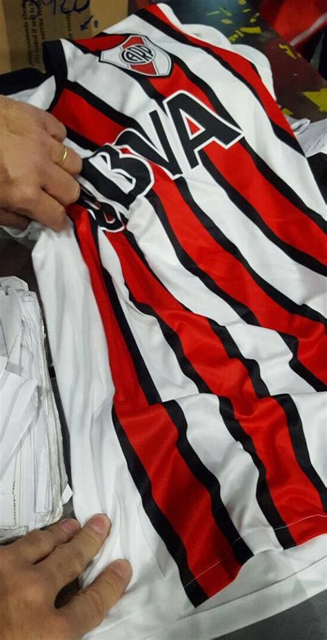 Como podrán ver no se respeta el patrón del vector, básicamente por un tema de corte y confección. Politica en River: Nueva camiseta de River Plate 2016: Llega con nuevo sponsor, Huawei.