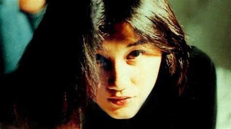 Dan ia pun meminta agar dipertemukan dengan umar. Mantan ART Nike Ardilla Jadi Pemulung, Melly Goeslaw ...